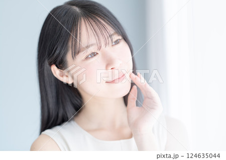 若い女性の美容コスメイメージ 124635044