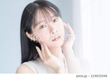 若い女性の美容コスメイメージ 124635046