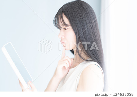 肌荒れに悩むビューティイメージ 124635059