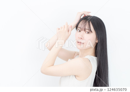 ロングヘア女性のビューティイメージ 124635070