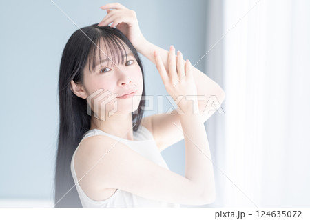 ロングヘア女性のビューティイメージ 124635072