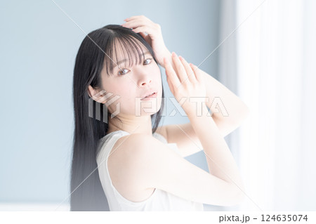 ロングヘア女性のビューティイメージ ロングヘア女性のビューティイメージ 124635074