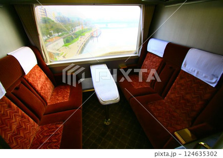 大理石製のテーブルを設えホテルの客室を意識した設計… 豪華特急『スペーシア』の個室 124635302