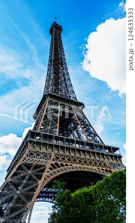 青空にそびえるパリの象徴・エッフェル塔 青空にそびえるパリの象徴・エッフェル塔 124635333