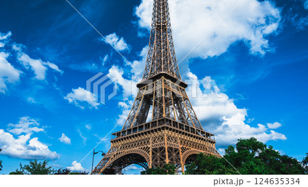 青空にそびえるパリの象徴・エッフェル塔 青空にそびえるパリの象徴・エッフェル塔 124635334