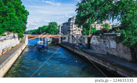 パリ、セーヌ川 パリ、セーヌ川 124635335