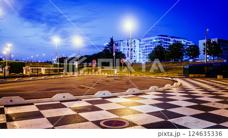 シャルル・ド・ゴール空港とチェッカーフラッグ模様の歩道 シャルル・ド・ゴール空港とチェッカーフラッグ模様の歩道 124635336