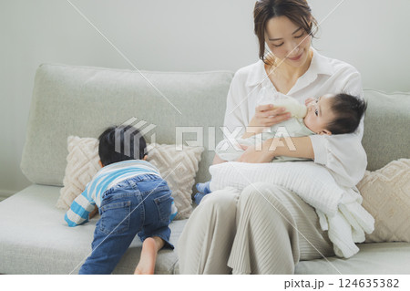 リビングでくつろぐ家族 124635382