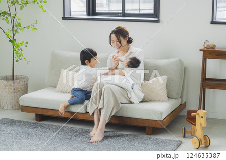 リビングでくつろぐ家族 リビングでくつろぐ家族 124635387