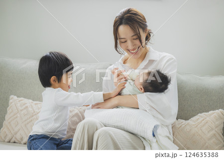 リビングでくつろぐ家族 124635388