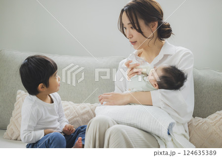 リビングでくつろぐ家族 リビングでくつろぐ家族 124635389