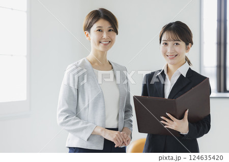 研修を受ける女性 124635420