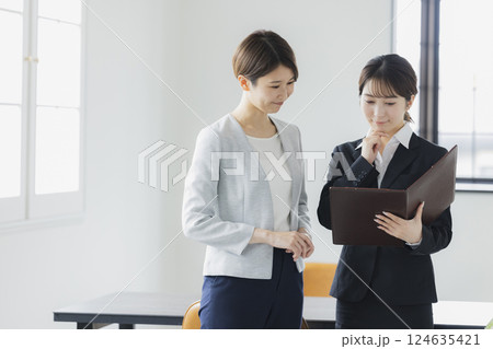 研修を受ける女性 研修を受ける女性 124635421