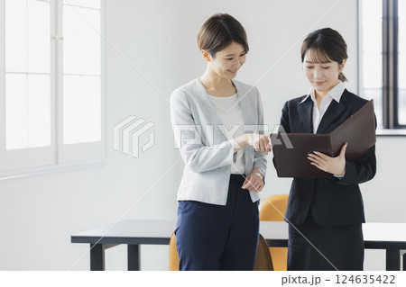 研修を受ける女性 124635422