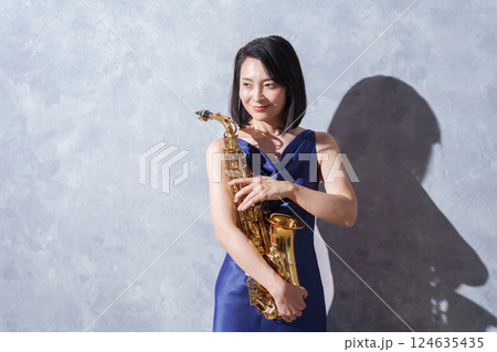 女性サックス奏者 女性サックス奏者 124635435