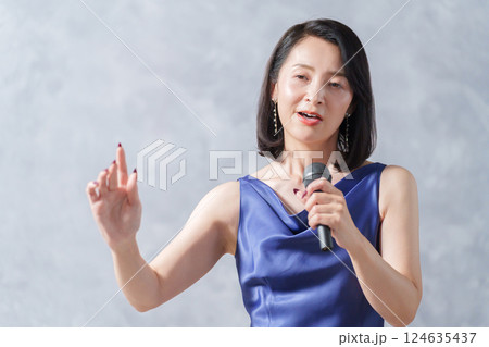 マイクを持って歌う女性歌手 124635437