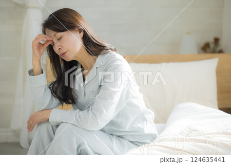 体調不良の寝室のシニア女性　   124635441