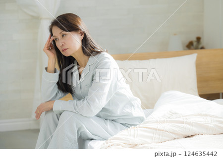 体調不良の寝室のシニア女性　   124635442