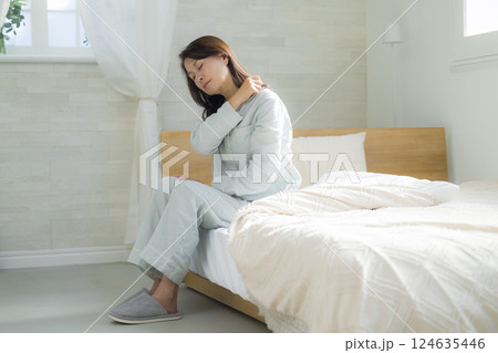 体調不良の寝室のシニア女性　 124635446