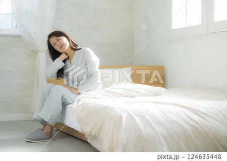 体調不良の寝室のシニア女性 体調不良の寝室のシニア女性 124635448