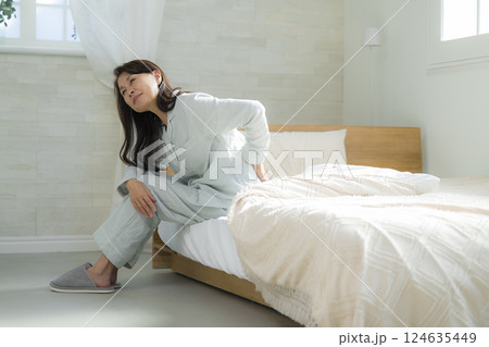 体調不良の寝室のシニア女性 体調不良の寝室のシニア女性 124635449