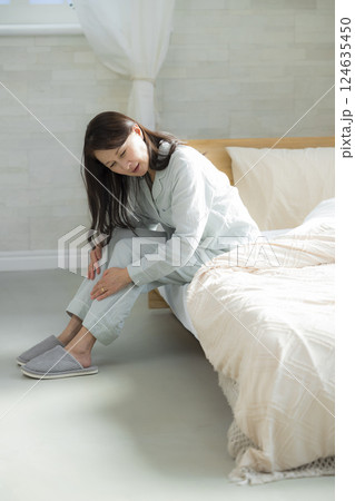 体調不良の寝室のシニア女性　 124635450