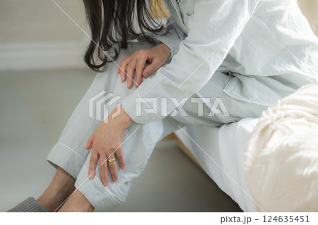 体調不良の寝室のシニア女性 体調不良の寝室のシニア女性 124635451