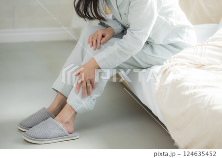 体調不良の寝室のシニア女性 体調不良の寝室のシニア女性 124635452