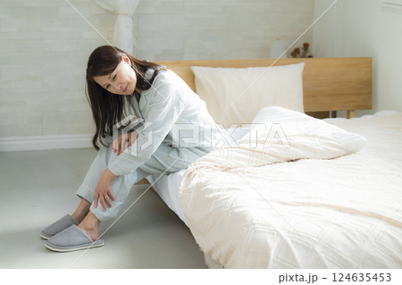 体調不良の寝室のシニア女性　 124635453