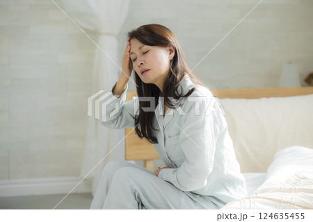 体調不良の寝室のシニア女性 体調不良の寝室のシニア女性 124635455