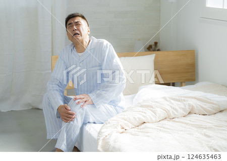 体調不良のベッドのシニア男性 体調不良のベッドのシニア男性 124635463