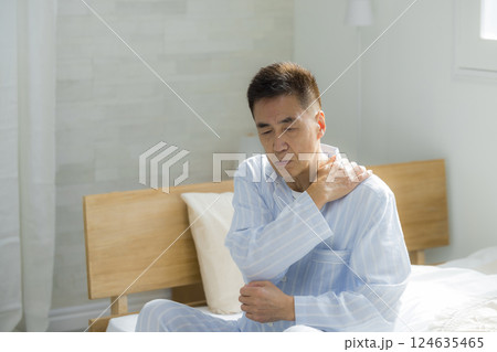 体調不良のベッドのシニア男性 　 124635465