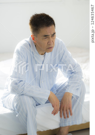 体調不良のベッドのシニア男性 体調不良のベッドのシニア男性 124635467