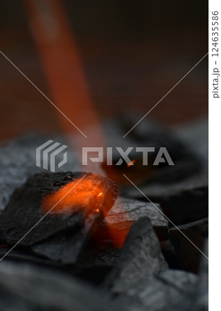木炭、火起こし、炎 木炭、火起こし、炎 124635586