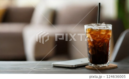 パソコンとアイスコーヒー 124636005