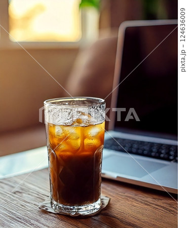 パソコンとアイスコーヒー 124636009