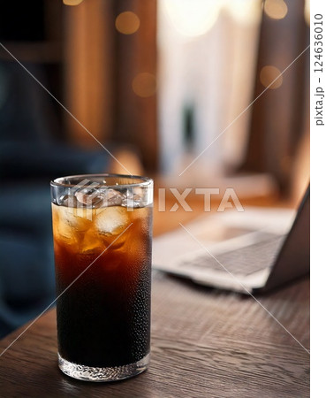 パソコンとアイスコーヒー パソコンとアイスコーヒー 124636010