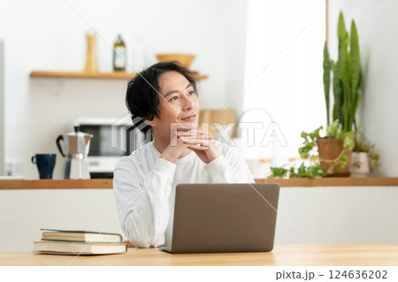 男性　パソコン 124636202