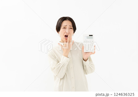 女性　電卓 124636325