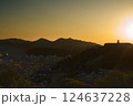 山に囲まれた街に沈む夕日 124637228