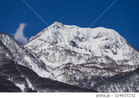 快晴の雪景色の妙高山地獄谷の噴煙が上がる 快晴の雪景色の妙高山地獄谷の噴煙が上がる 124637232