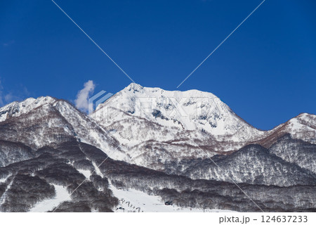 快晴の雪景色の妙高山地獄谷の噴煙が上がる 124637233