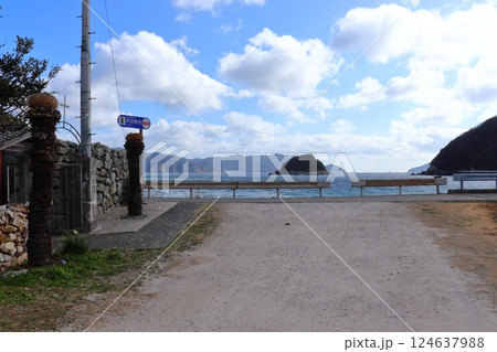 半泊教会と入り江のビーチ（長崎県福江島） 124637988