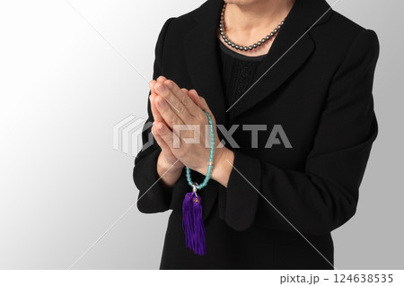 喪服　合掌　葬儀　イメージ 124638535