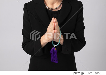 喪服 合掌 葬儀 イメージ 喪服 合掌 葬儀 イメージ 124638538