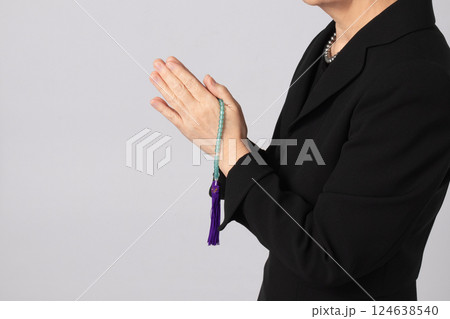 喪服　合掌　葬儀　イメージ 124638540