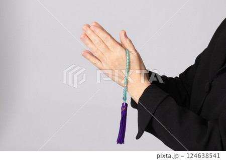 喪服　合掌　葬儀　イメージ 124638541