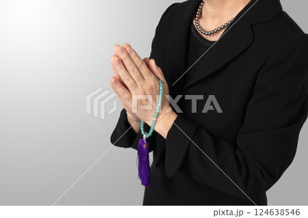 喪服　合掌　葬儀　イメージ 124638546