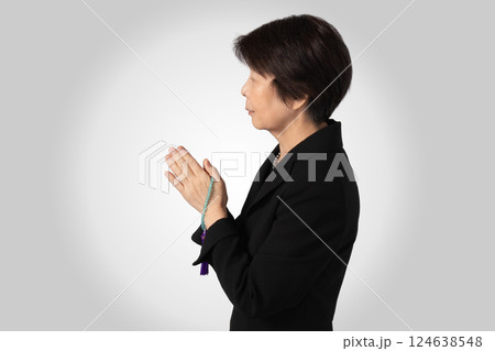 喪服　合掌　葬儀　イメージ 124638548