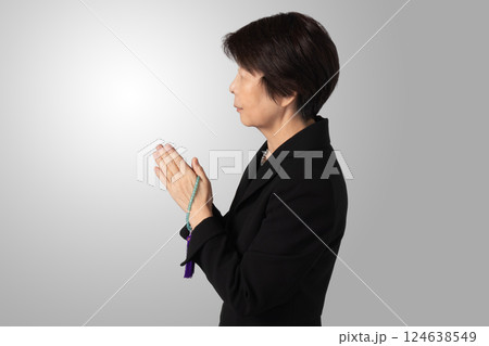 喪服　合掌　葬儀　イメージ 124638549